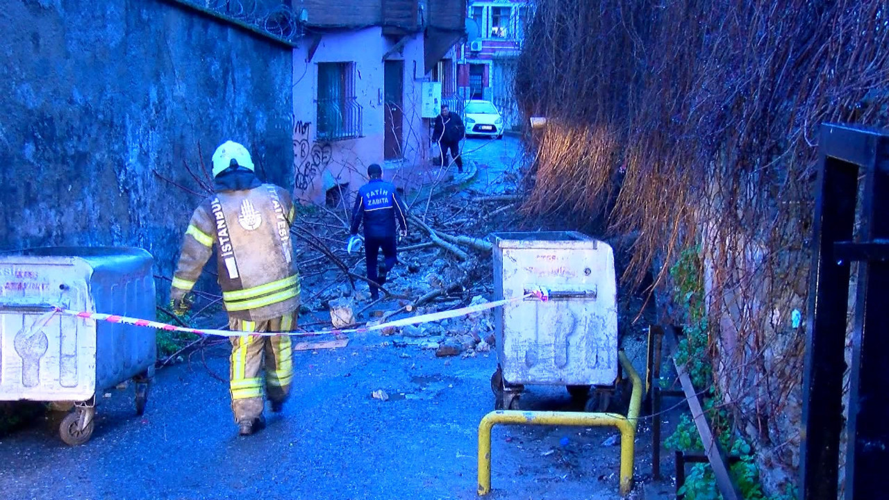 Fatih'te yağışın ardından istinat duvarı çöktü