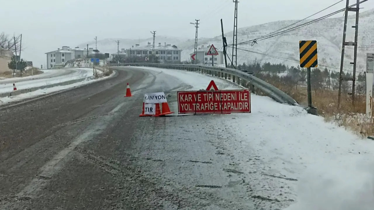 Kayseri-Malatya kara yolu trafiğe kapatıldı! Sivas’ta yoğun kar ve tipi nedeniyle önlem alındı