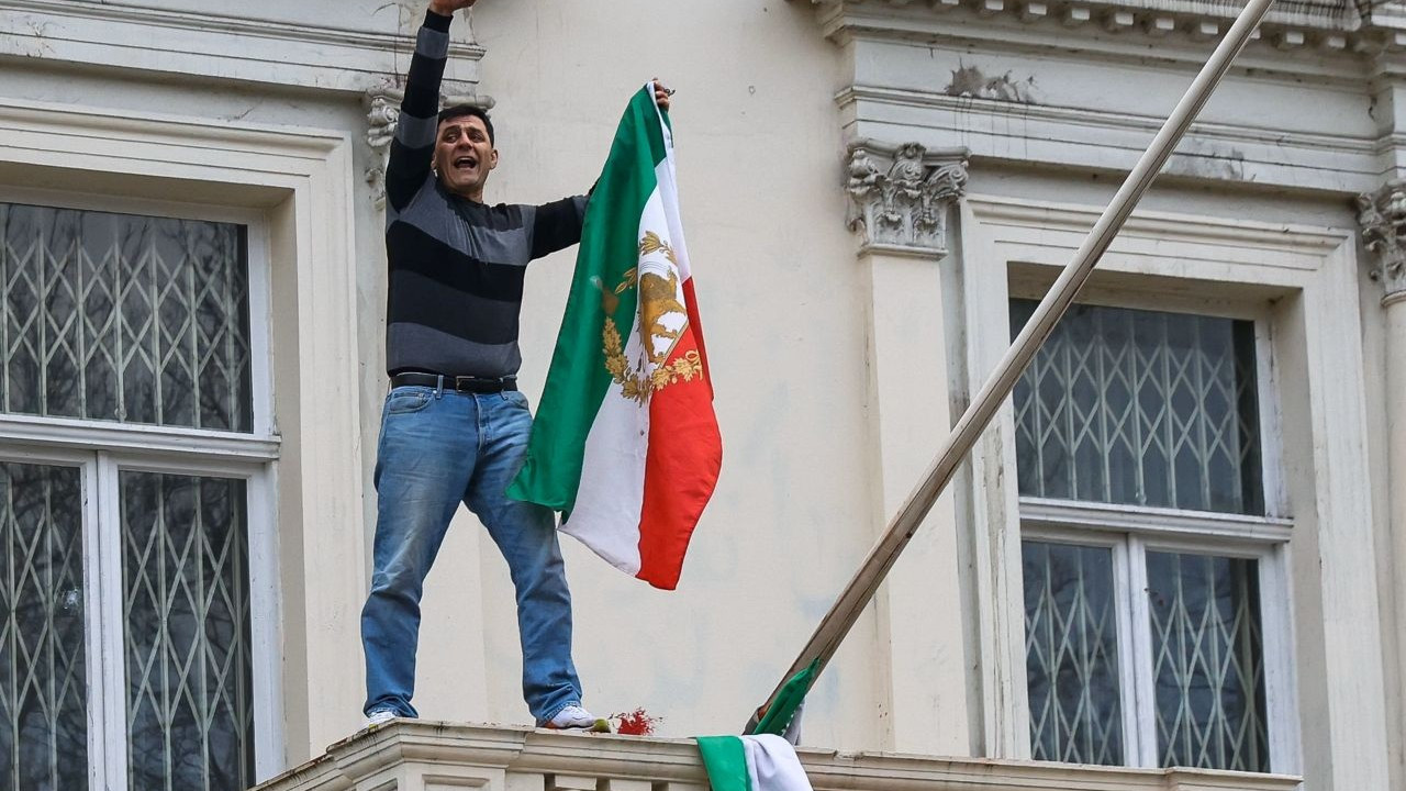 İran bayrağı Londra'daki elçilik binasından indirilmişti: Büyükelçi Dışişlerine bayrak göklere