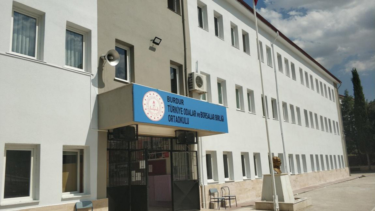 Burdur’da bir öğretmen sınıfta şeriatı övdü