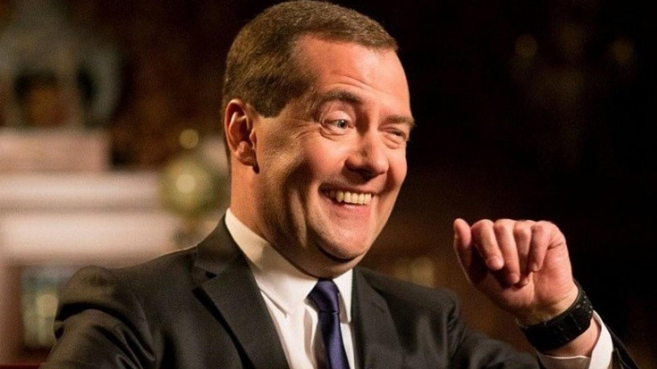 Medvedev Trump'ın Grönland'ı ele geçirme girişimleriyle kafa buldu: 'Acele et, yoksa bize katılacaklar!'