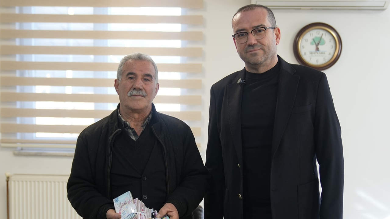 Gaziantep’te ilginç olay! Para dolu poşeti çöpe attı, çöpü bankaya götürdü