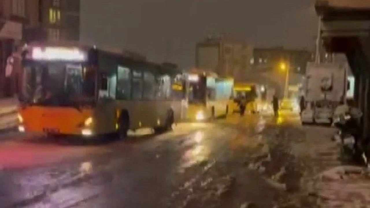 Lastiği uygun olmayan İETT otobüsü yolda kaldı