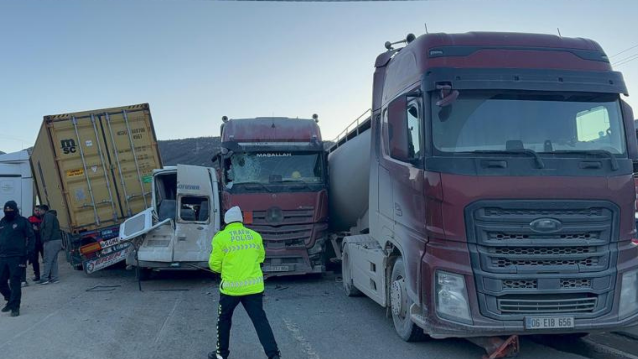 Hatay'da 11 araç birbirine girdi: 11 yaralı