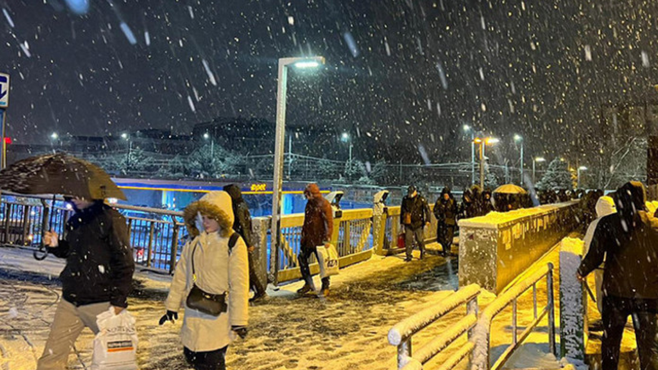 İstanbul'da kar yağışı etkili oldu! Ulaşımda aksaklıklar yaşandı