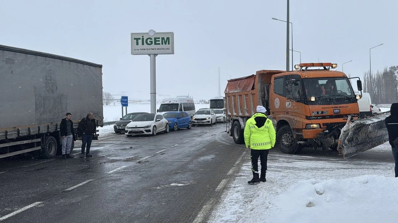 Sivas-Malatya yolunda kar engeli! Kara yolu kar ve tipi nedeniyle kapandı