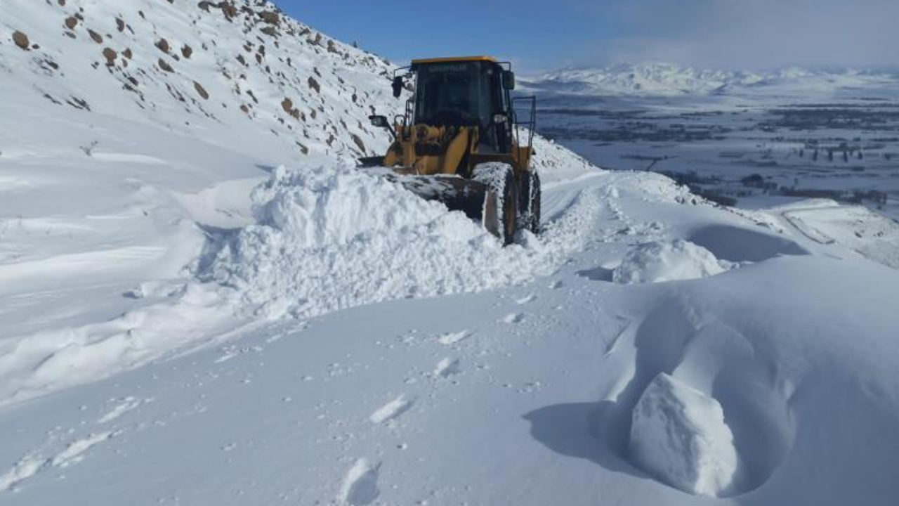 Sivas'ta kapanan 356 yol için ekipler seferber