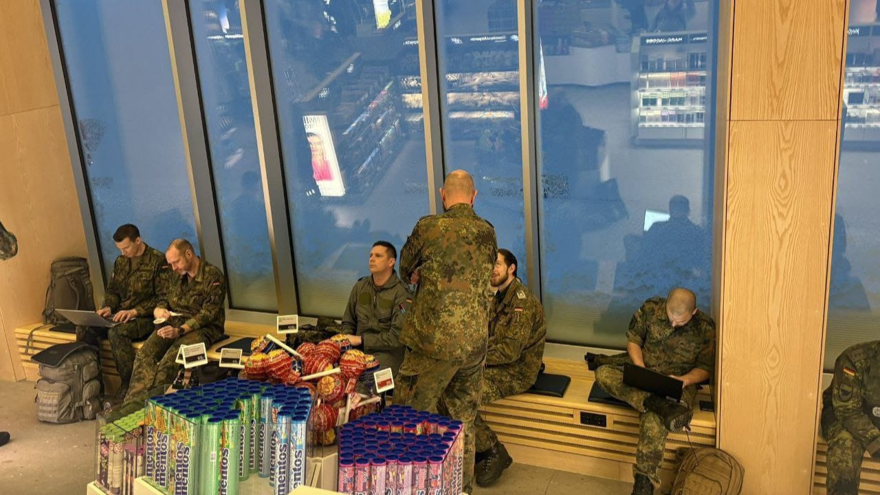 Trump'ın Grönland tarifelerine 24 saat dayanabildiler: Alman ordusu adadan kaçtı!