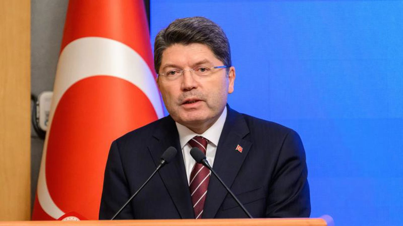 Adalet Bakanı Tunç: Bayrağımıza yönelik alçak girişimi lanetliyorum