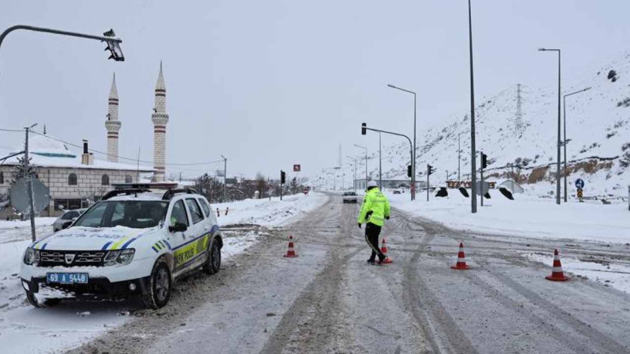 Yoğun kar sonrası çığ düştü, Bayburt-Erzurum yolu kapandı