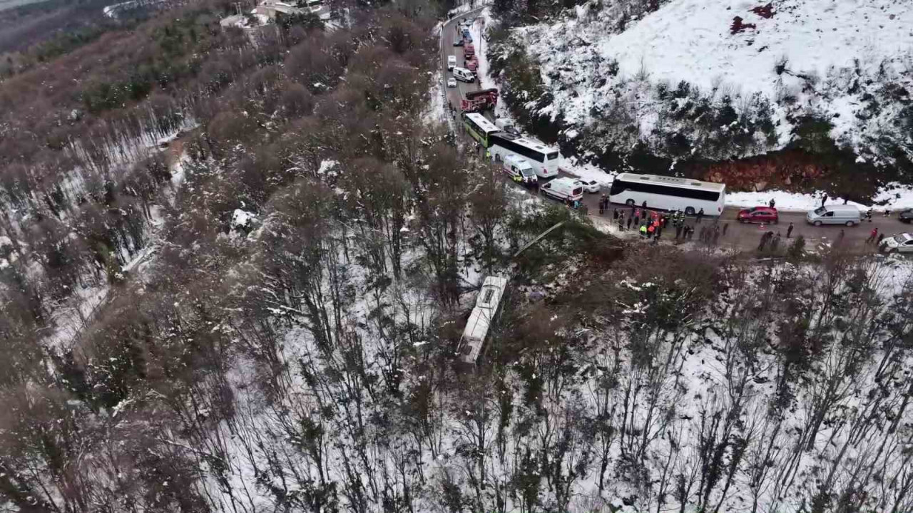 Kocaeli Kartepe'de korkunç kaza! Otobüs şarampole uçtu, 22 kişi yaralandı