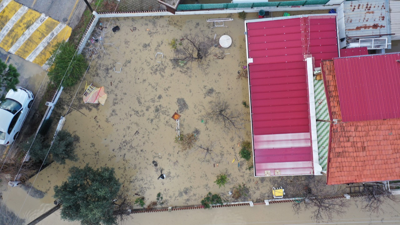 Aydın'da sağanak yağış etkili oldu! Bazı araçlar suda sürüklendi