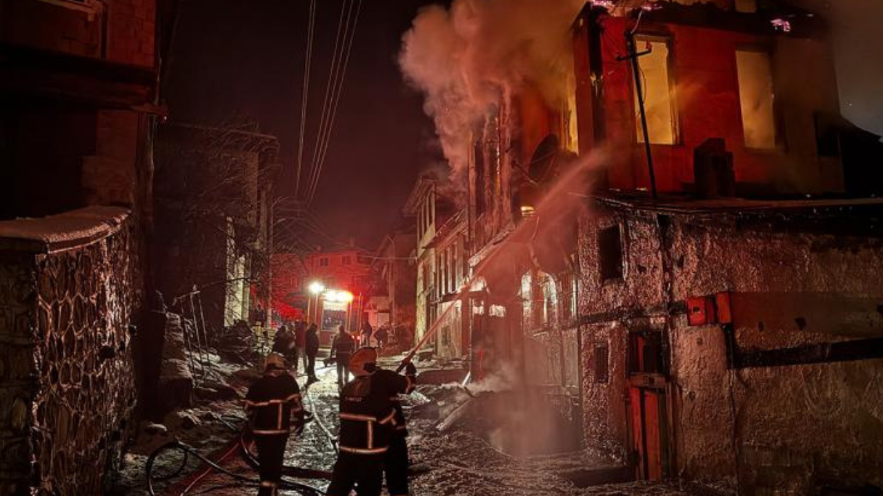 Kastamonu'da tarihi konak küle döndü