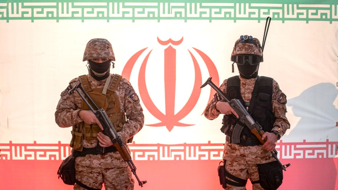 Amerikan uçak gemisi Abraham Lincoln yaklaşırken parmaklar o ülkeyi işaret ediyor... Devrim Muhafızları: Eller tetikte bekliyoruz