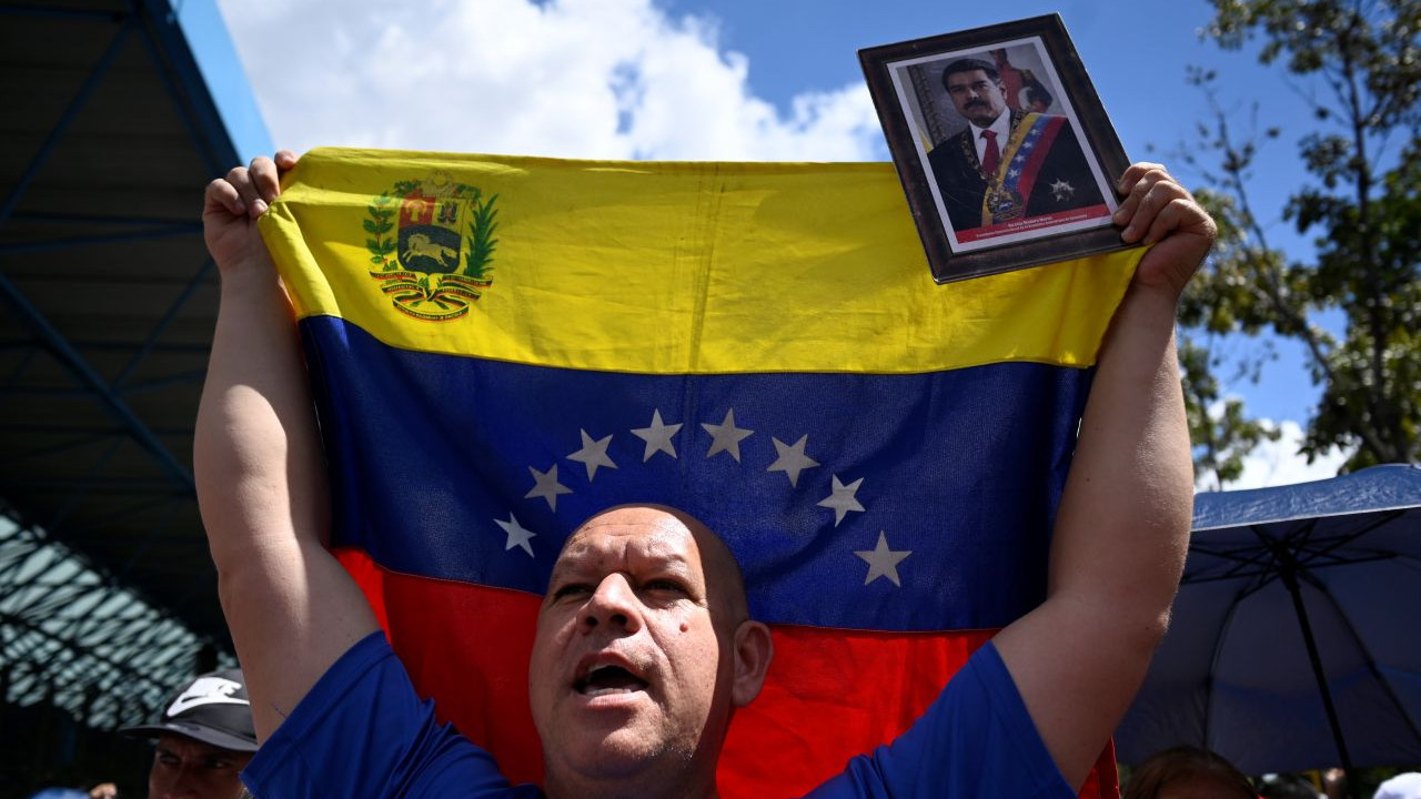 Caracas’ta Maduro ve Flores için yürüyüş