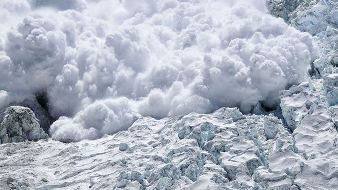 Eve çığ düştü! 9 kişi hayatını kaybetti