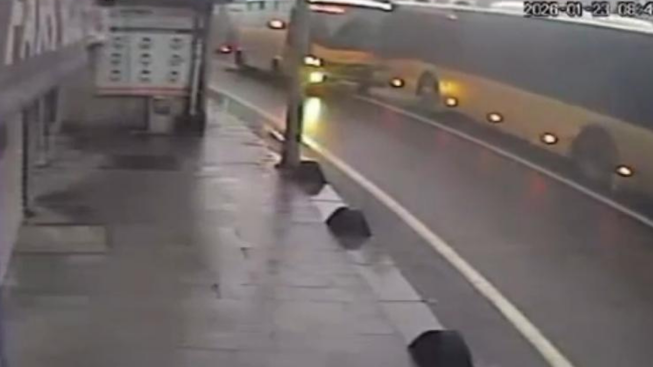 İETT otobüsleri kafa kafaya çarpıştı