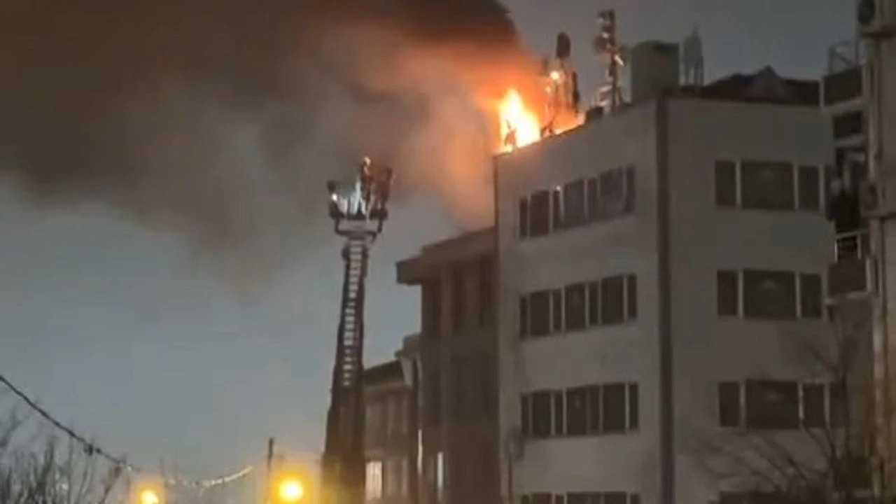 Kağıthane'de 4 katlı binanın çatısı alev alev yandı