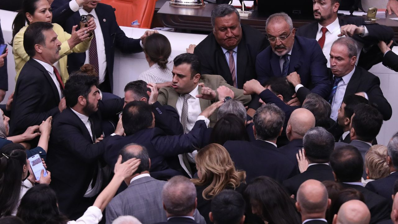TBMM'de ortalık karıştı! Vekiller birbirlerine girdi