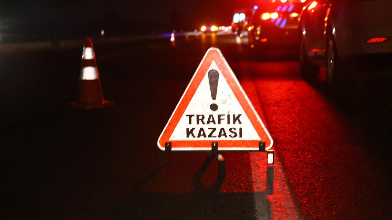 Arnavutköy'de otomobilin elektrik direğine çarpması sonucu 5 kişi yaralandı