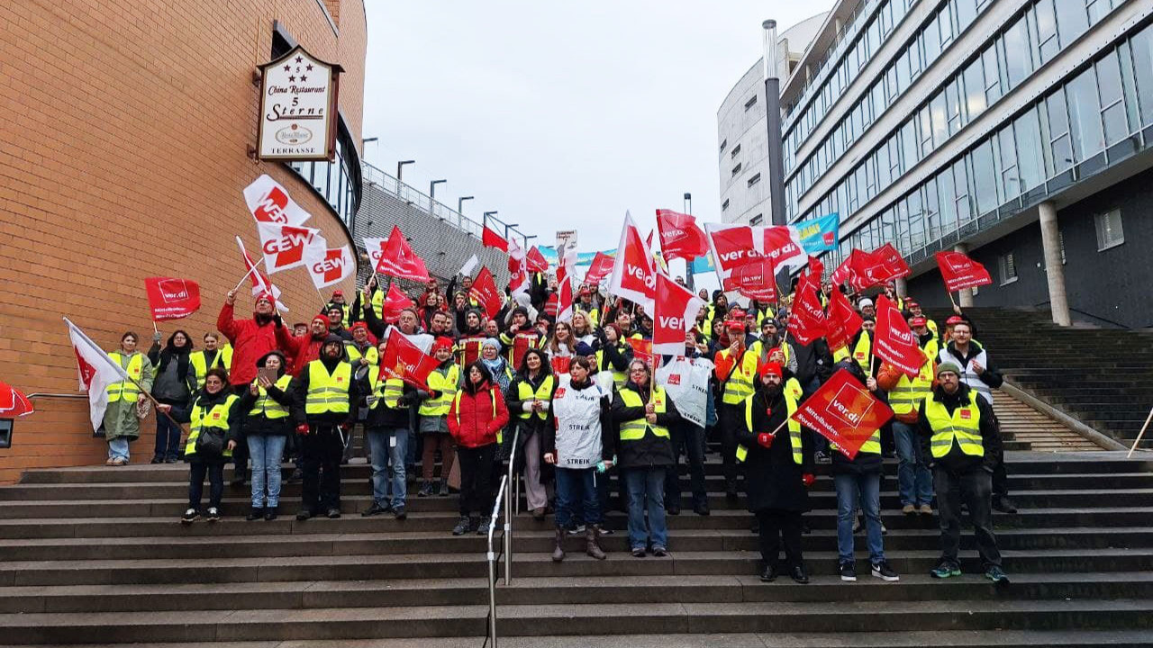 Almanya’da Kamu Emekçileri alanlarda! Masada anlaşma yok, sahada grev var