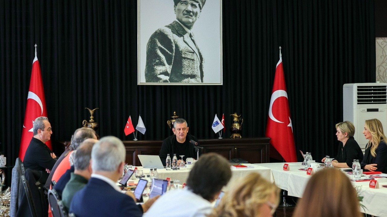 Özgür Özel’den "Adaylık" kampı: İmamoğlu’na karşı vites mi yükseltti?