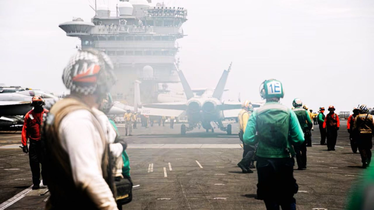 ABD uçak gemisi saldırı grubu USS Abraham Lincoln Batı Asya'ya ulaştı: 'Umarız ailelerinizle vedalaşmışsınızdır'
