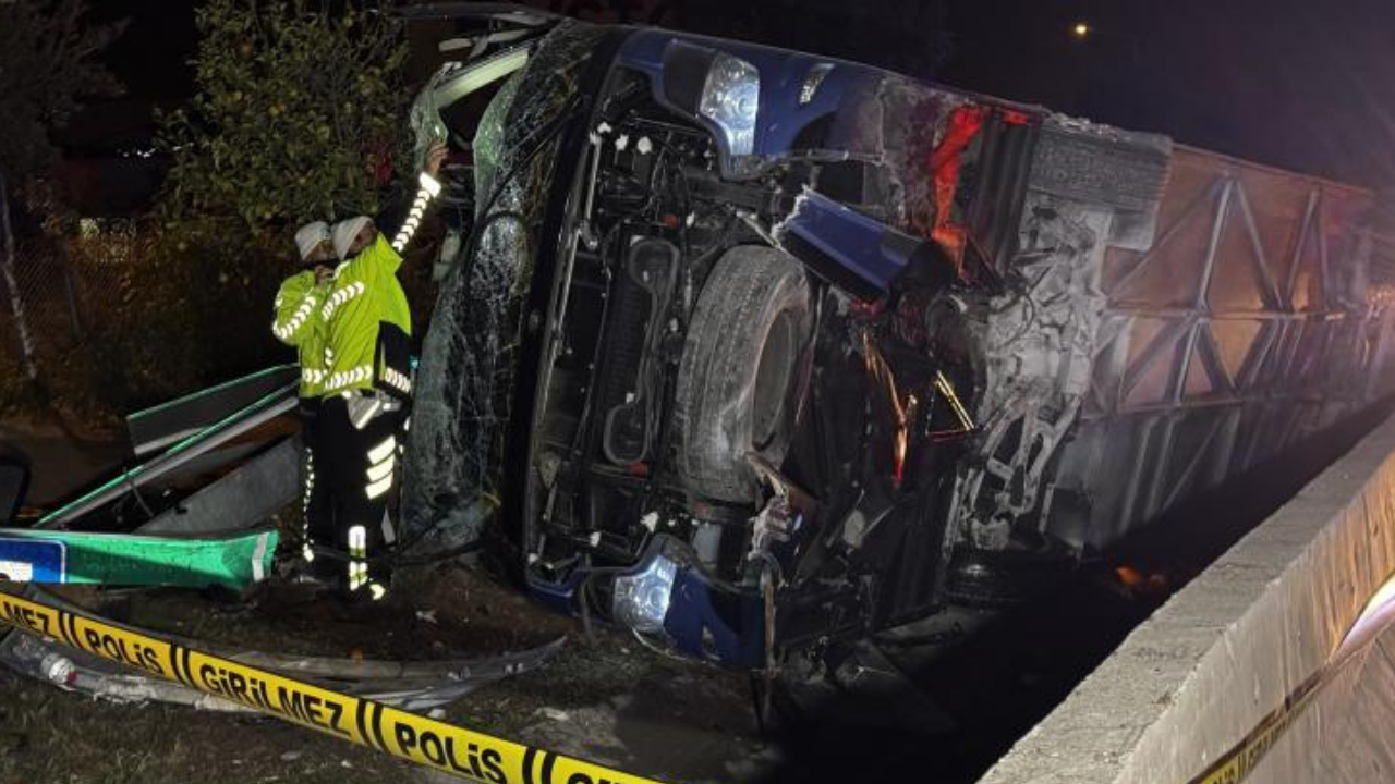 Adana'da devrilen otobüsteki 8 kişi yaralandı