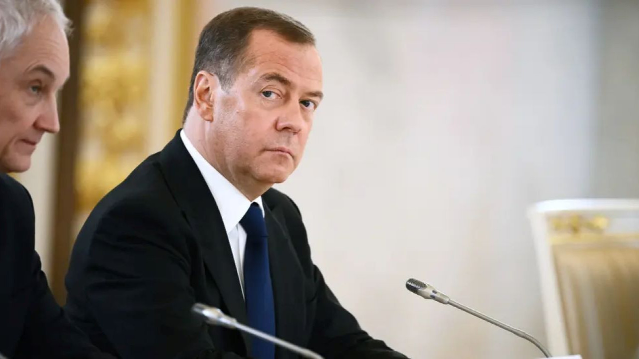 Medvedev: 'Nükleer silahlar, tehlikeli planları olanların beynine kan basar'