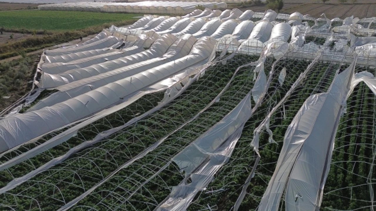 Antalya’da hortum seraları yıktı geçti