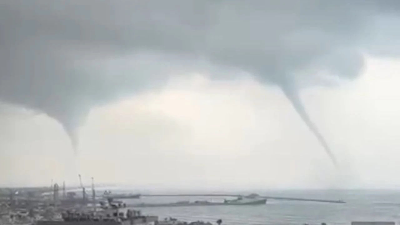 Silifke açıklarında oluşan 2 hortum böyle görüntülendi