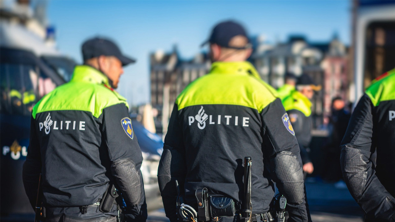 Polisten ırkçı şiddet! Müslüman kadınlara tekmeli ve coplu müdahale