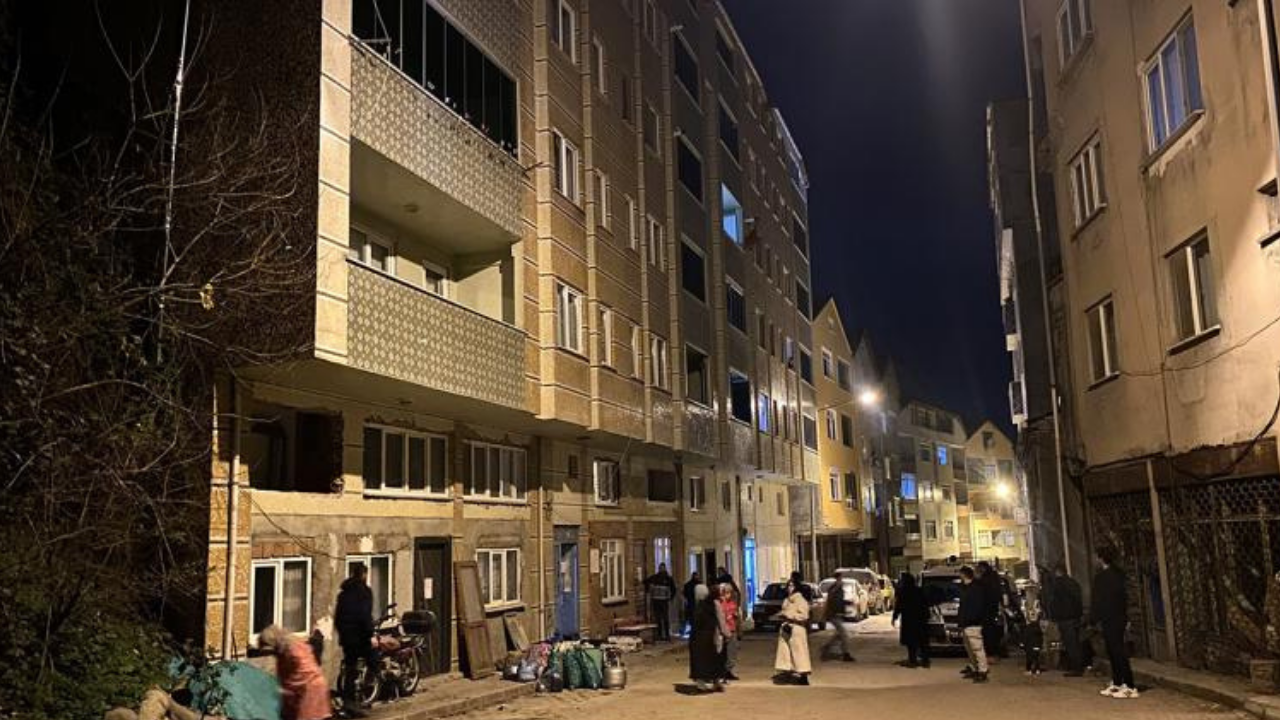 Çatlaklar korkuttu, 7 katlı bina boşaltıldı