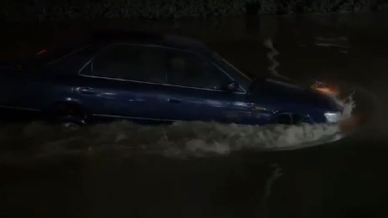 İzmir'de bir araç sel sularında gemi gibi ilerledi