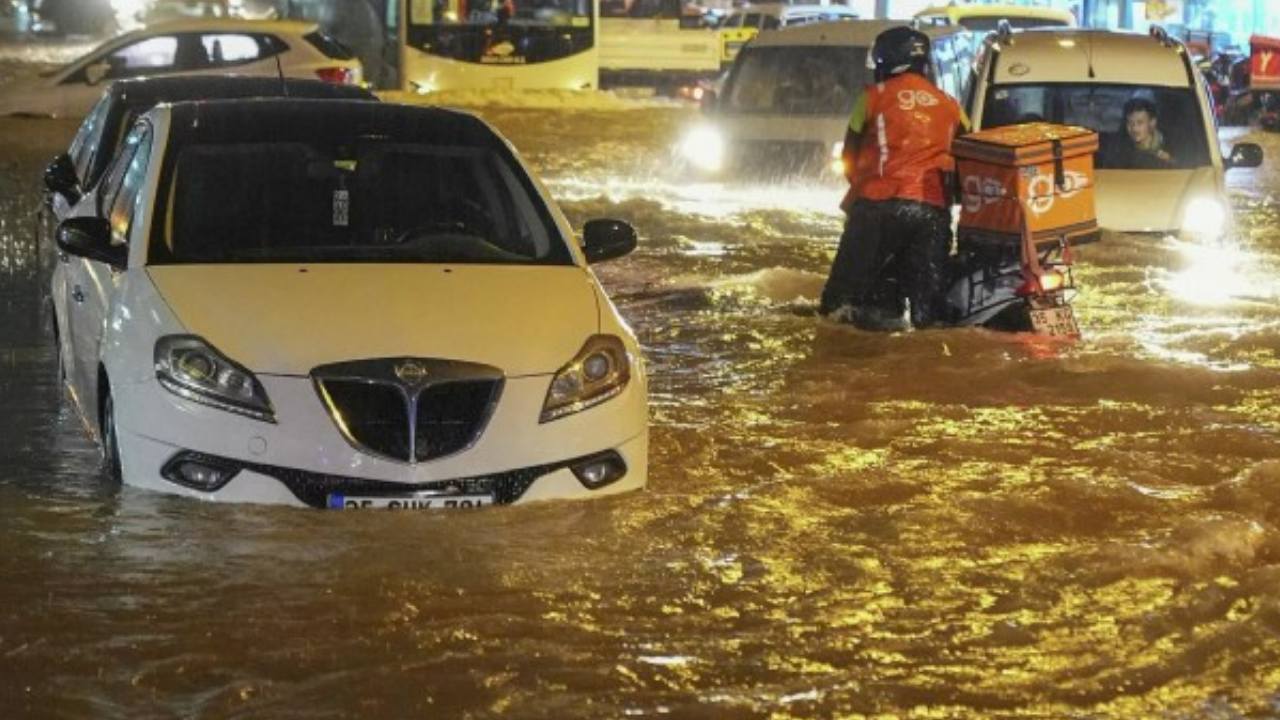 Kuvvetli sağanak İzmir'de hayatı felç etti! Ev ve dükkanları su bastı