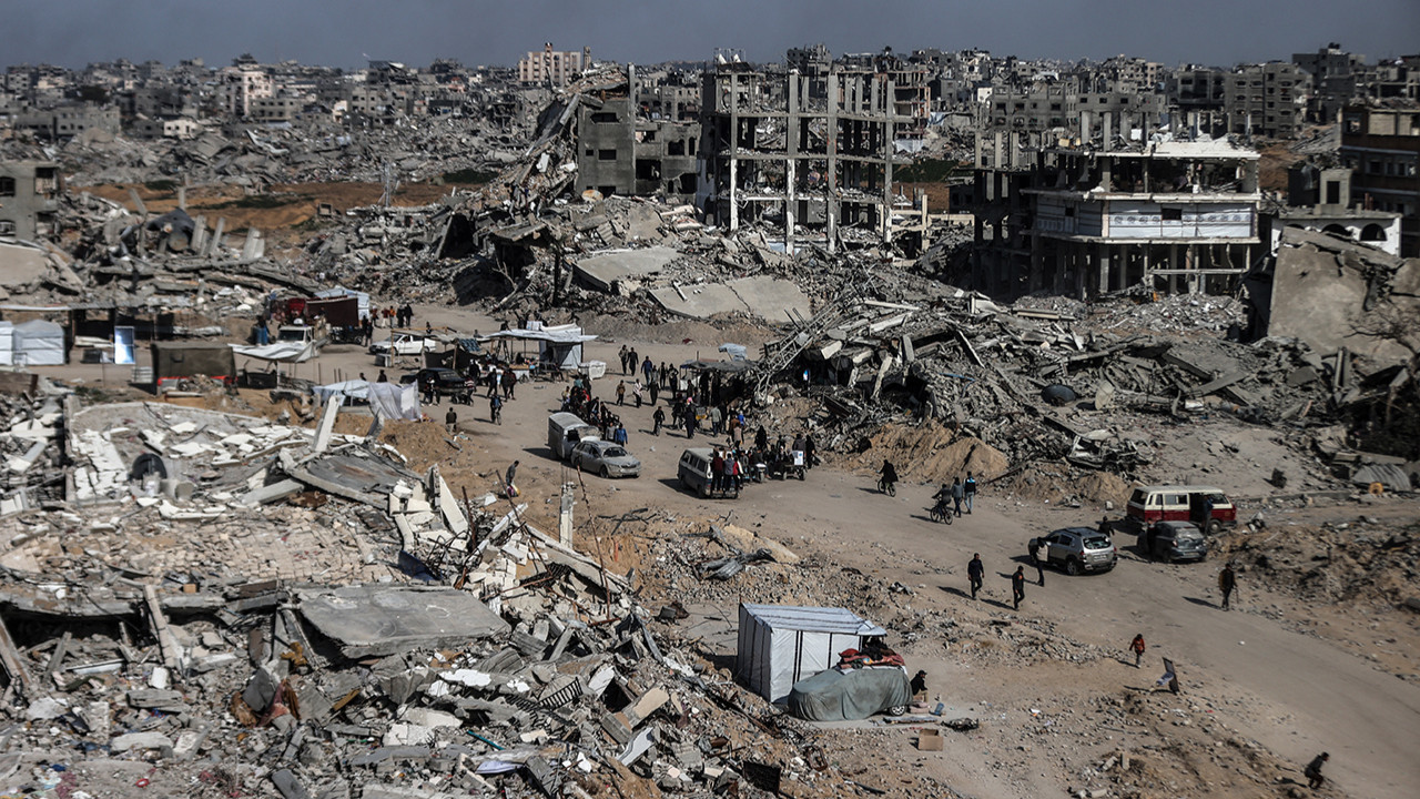 Nazizmin ve Siyonizmin kurbanlarına saygıyla