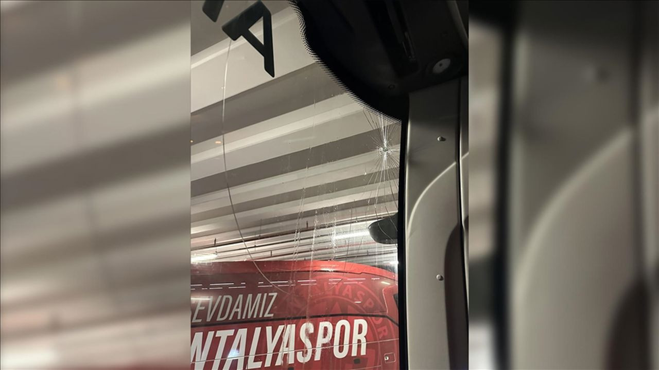 Trabzonspor'un takım otobüsüne taşlı saldırı
