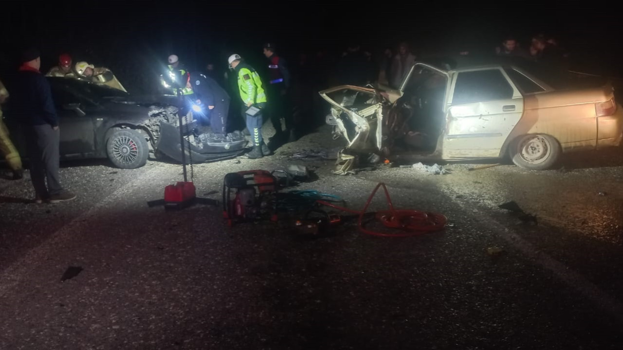 Bursa'da 2 otomobil kafa kafaya çarpıştı