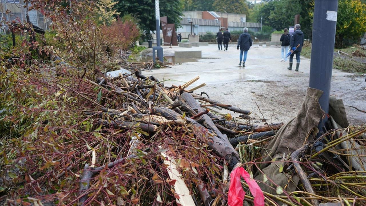 Fransa'da dev hortum! Yüzlerce ev zarar gördü