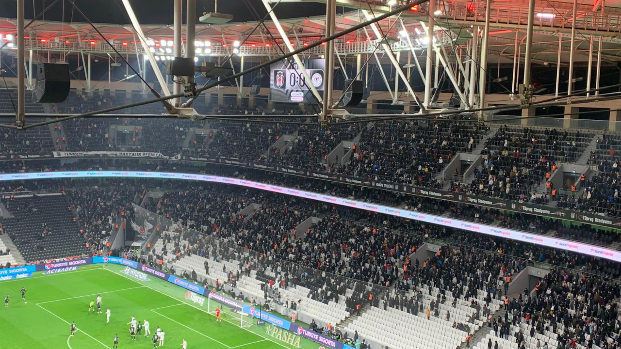 TÜPRAŞ Stadı'nda gergin anlar! Beşiktaşlı taraftarlardan büyük protesto