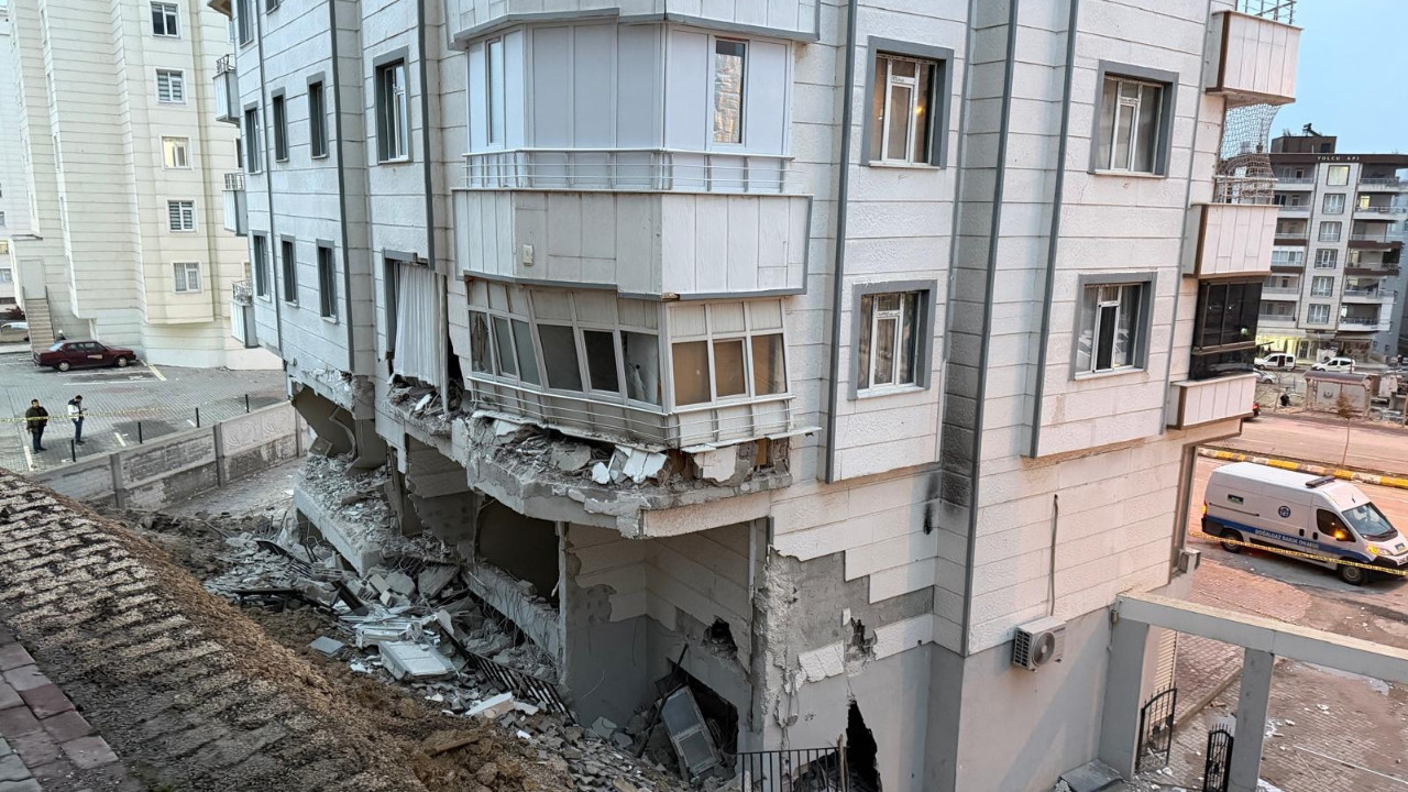 Şanlıurfa’da istinat duvarı çöktü! Mahsur kalan 15 kişi tahliye edildi