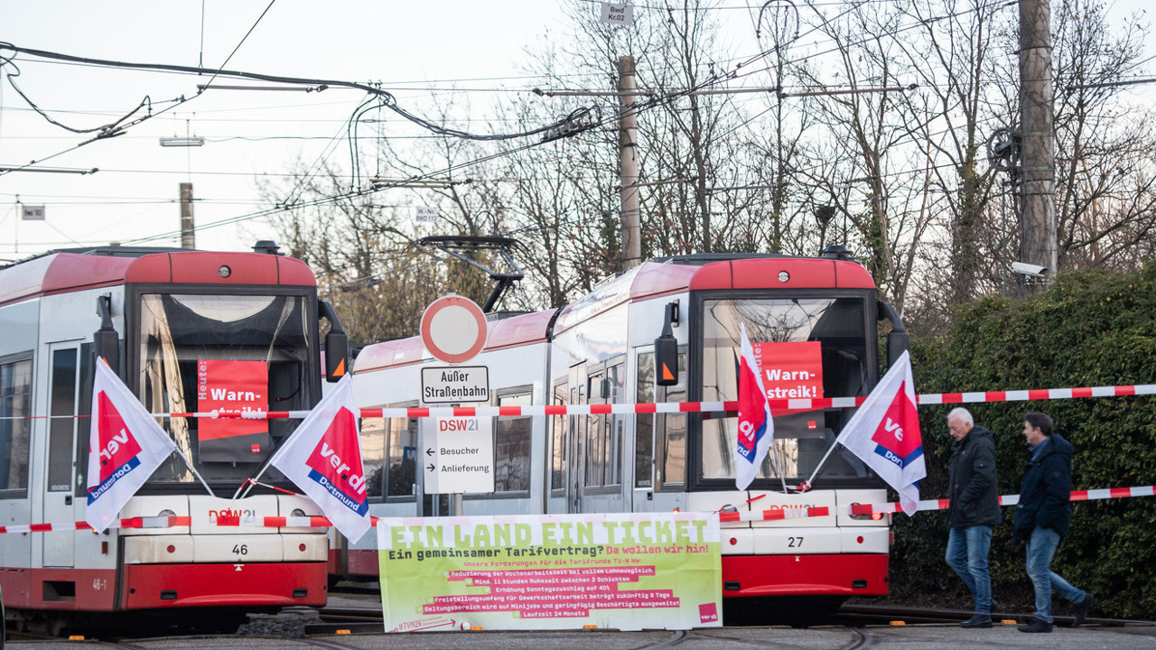 Toplu taşıma grevi Almanya’yı felç etti