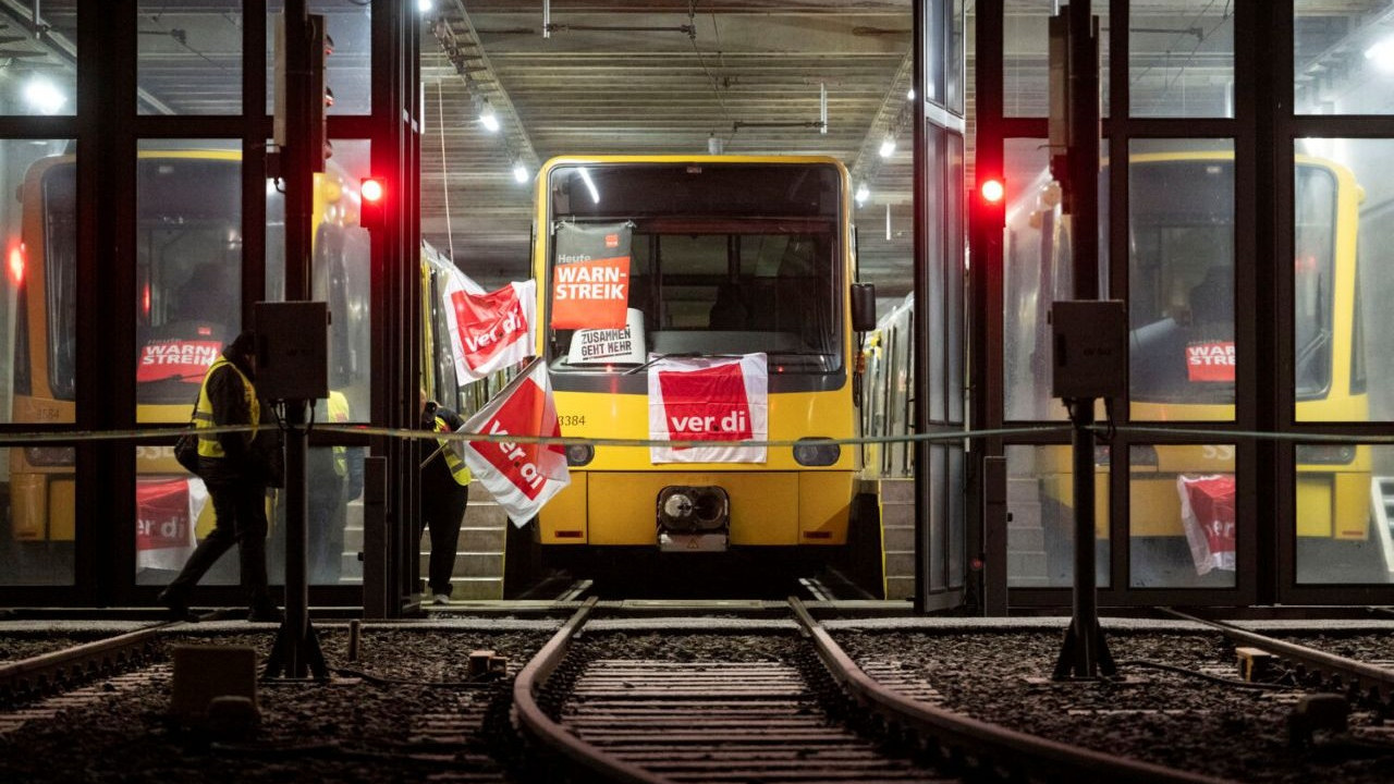 Almanya'da büyük grev ve soğuklar nedeniyle kentlerde yaşam durma noktasına geldi