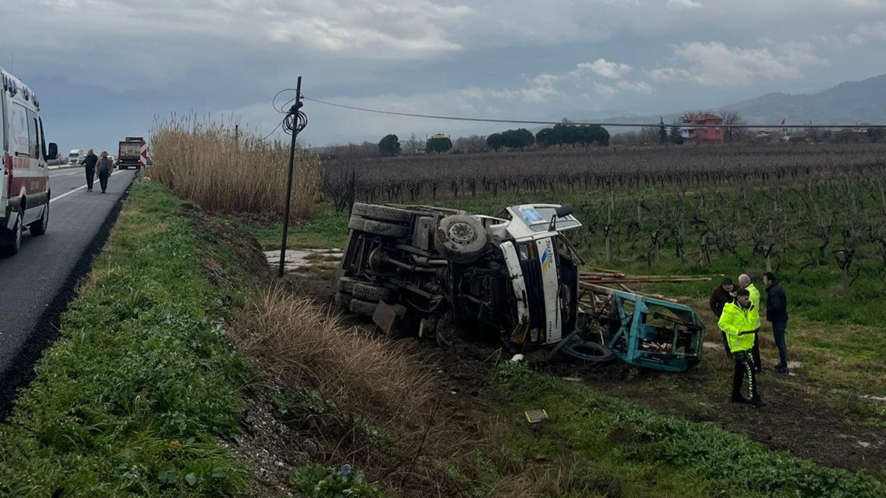 Manisa'da korkunç kaza! Kamyon şarampole yuvarlandı
