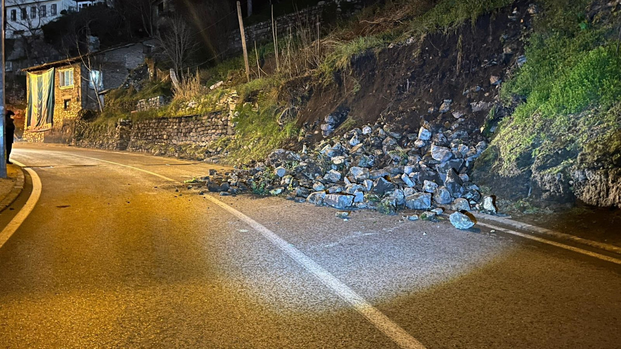 Bursa’da istinat duvarı çökmesi ulaşımı durdurdu