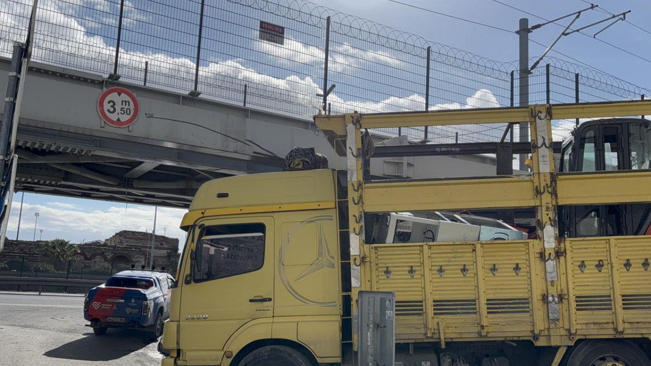 Fatih'te üst geçide tır çarptı