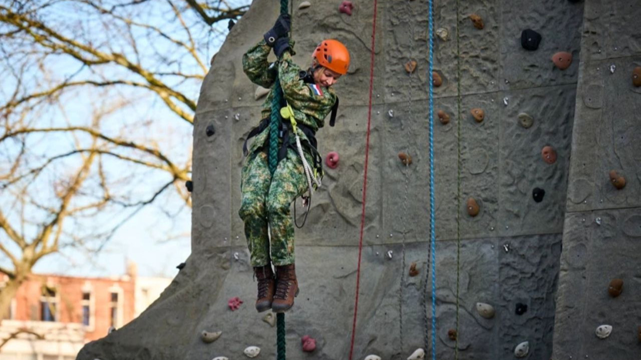 Kraliçe orduya yazıldı: Askeri eğitimlere başladı