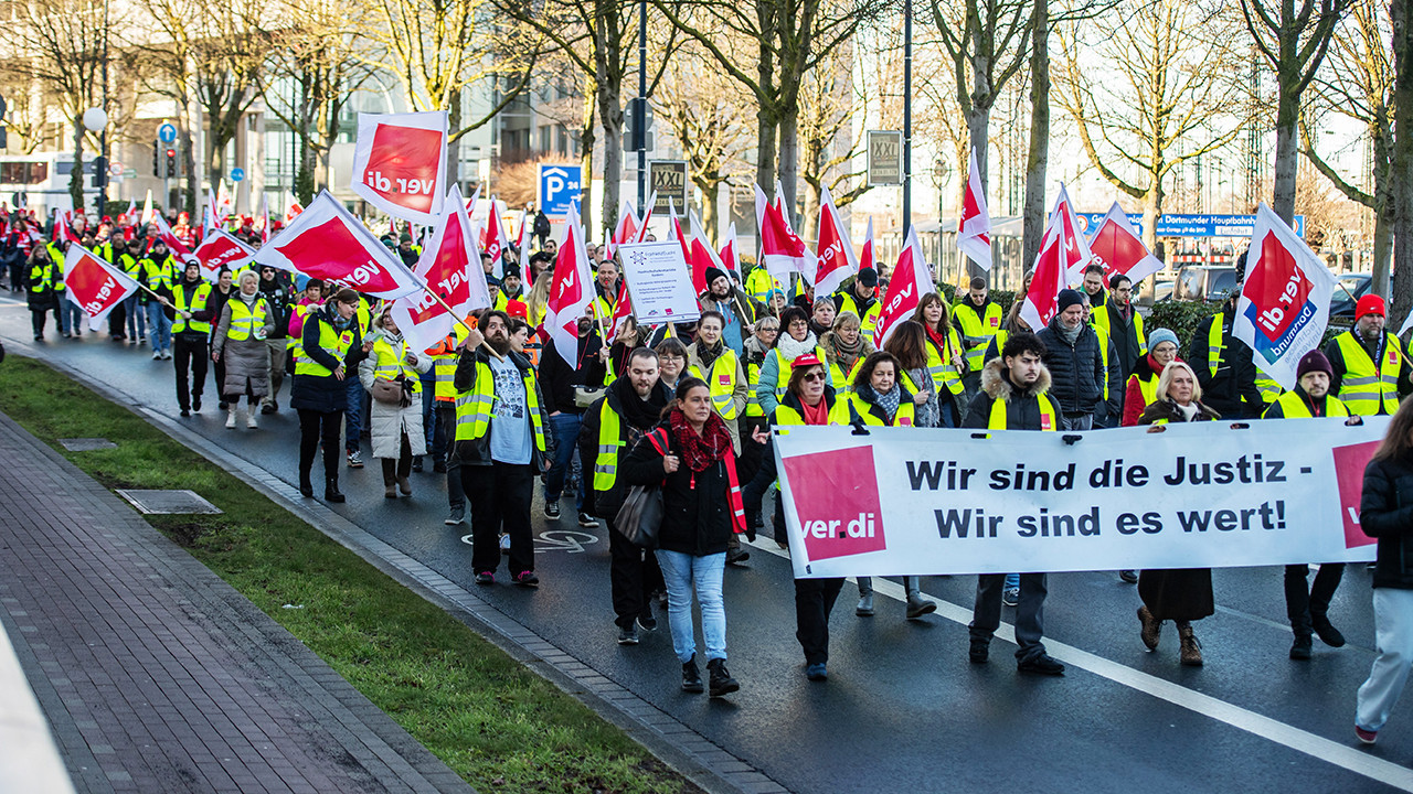 ALMANYA’DA GREV DALGASI! Savaşın bilançosunu çalışanlara kestiler