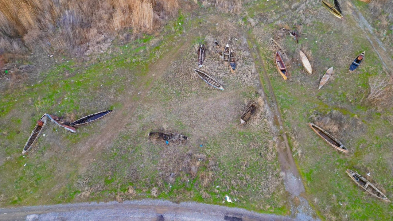 Can çekişen Eber Gölü kayık mezarlığına döndü