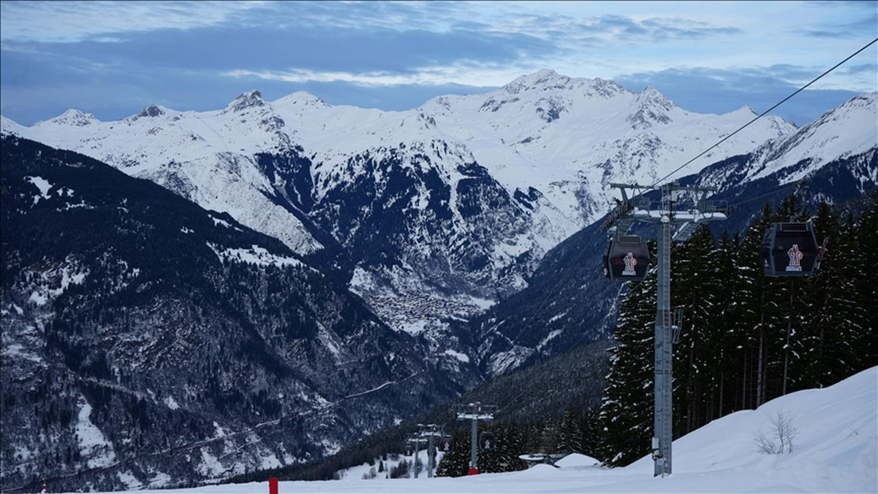 Fransa’da iki kayakçı çığ altında kalarak yaşamını yitirdi